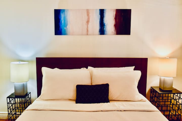 Family & Friends – Plateau Mont-Royal, 2 BR/2 BTH