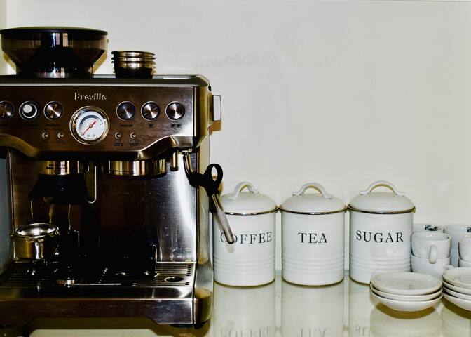 Family & Friends – Plateau Mont-Royal, 2 BR/2 BTH gallery image 4