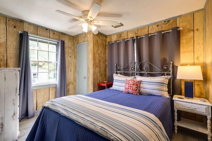 Chambre confortable 1 au niveau principal avec lit Queen Size.