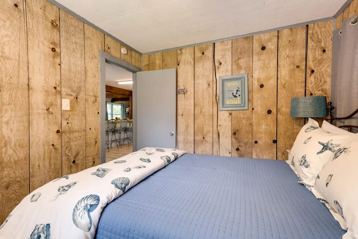 Profitez de cette sensation de chalet et de la décoration côtière.