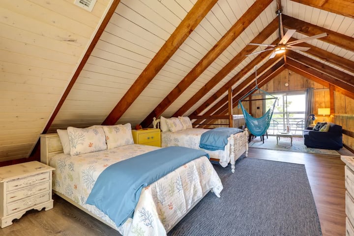 Loft spacieux avec deux lits doubles et un coin salon avec vue sur la baie !