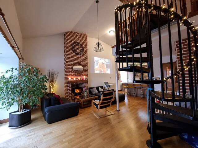 Central Converted Distillery Penthouse gallery image 2