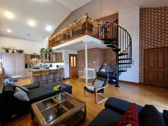 Central Converted Distillery Penthouse gallery image 3