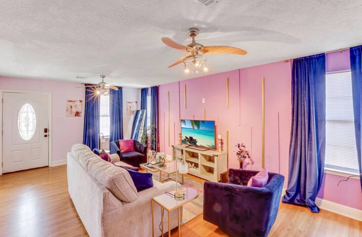 Purple Palace In Great Location gallery image 3