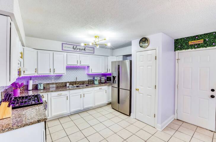 Purple Palace In Great Location gallery image 5