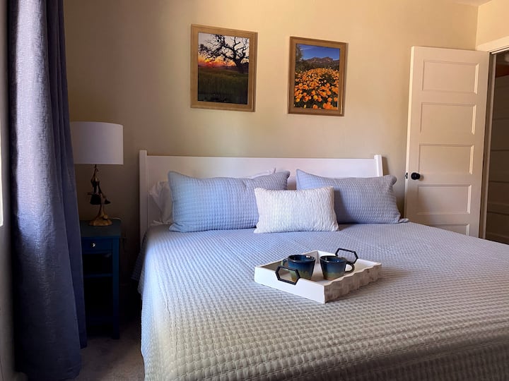 Მთავარი საძინებელი 193 × 203 სმ ზომის საწოლით