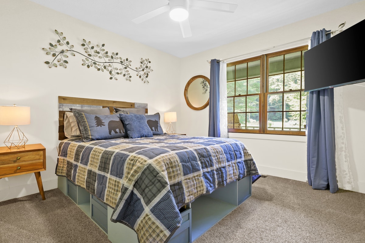 ห้องนอนกว้างขวางพร้อมเตียงควีนไซส์ที่สะดวกสบายและผ้าปูที่นอนสุดหรู
