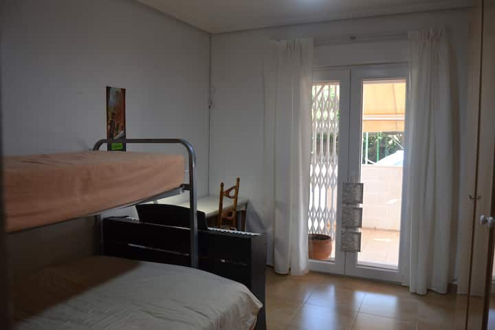 Habitación (1 cama de matrimonio + 1 cama individual en litera)
