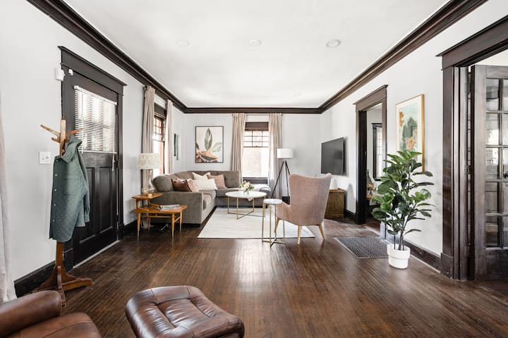 Sobro Bungalow Bliss (Walkable) - Meridian-Kessler, IN