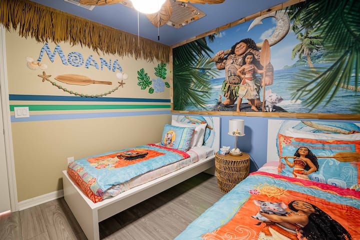 أبحر في مغامرة في هذا الملاذ المستوحى من موانا! سريران مفردان مغطيان بملاءات ذات ألوان زاهية مستوحاة من المحيط، ويظهران تحت لوحة جدارية كبيرة. لمسات عشب تيكي، وسقف من أوراق النخيل، وإضاءة محيطية LED، وأرضيات خشبية                   