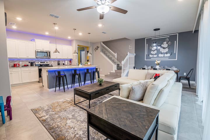 في هذه المنطقة المفتوحة، ستجد مطبخًا وغرفة معيشة ومنطقة لتناول الطعام. مطبخنا مجهز بالكامل. في غرفة المعيشة سترى تلفزيونًا وسرير أريكة ومروحة سقف. وهناك أيضًا منطقة لتناول الطعام مع طاولة وكراسي.       