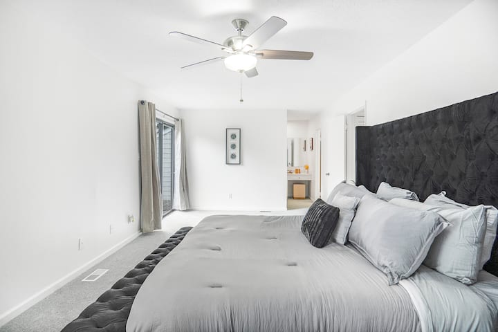 Luxe, kitanda kizuri kinakusubiri katika chumba kikuu cha kulala ili ufurahie usingizi wa kina. 