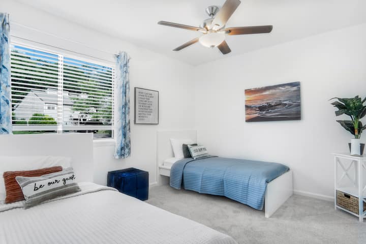 Chumba cha 3 cha kulala kina vitanda viwili pacha na mapambo madogo kwa njia ya kifahari. 