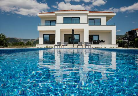 NEW! Villa Rose with 4 en-suite bedrooms