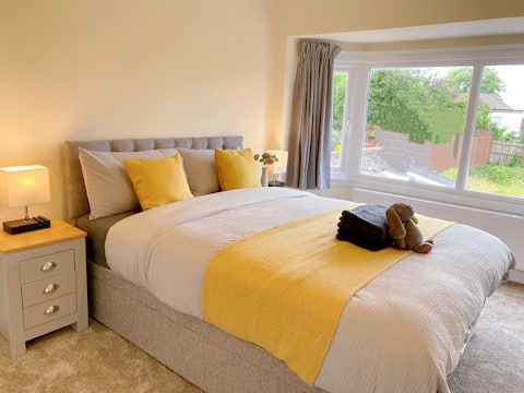 Popular Airbnb listing: Beautiful Home, BHX Airport, NEC, King Size Beds ! in Bickenhill And Marston Green