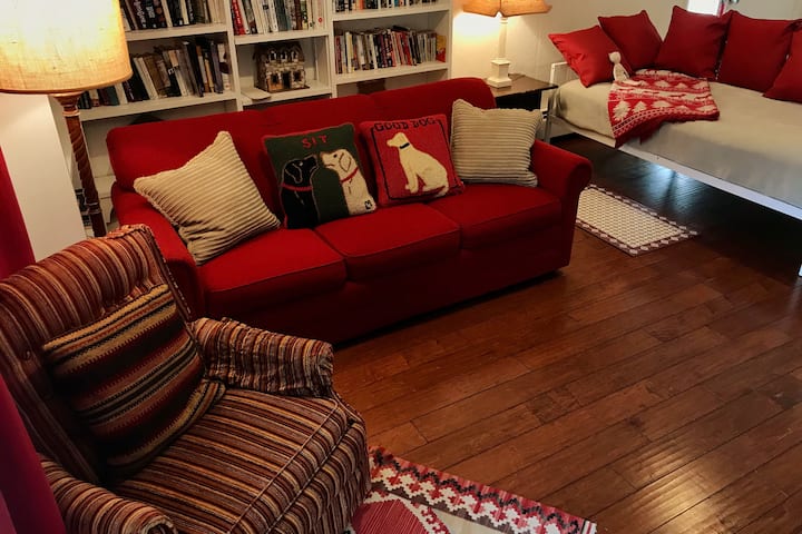 Maktaba ya sebule ya ghorofa ya chini. Inalala 3 na kitanda cha sofa cha kuvuta nje na kitanda cha mchana chenye starehe cha mapacha. Au tulia tu, angalia HDTV na ufurahie mandhari kupitia milango ya glasi inayoteleza. Ishara ya Wi-Fi ni ya nyumbani kote kwa hivyo unaweza kufanya kazi hapa pia.