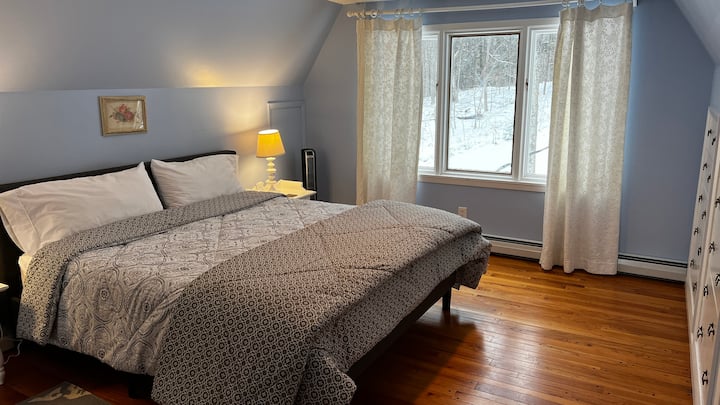 Inafaa kwa Mfalme na Malkia. Chumba cha kulala cha bluu cha ghorofa ya tatu kina kitanda cha ukubwa wa kifalme kilicho na godoro la povu la Nectar, chaja zisizo na waya, roshani ya kusoma na droo zilizojengwa ndani. Bafu liko hatua chache tu.
Faragha-ohhh, ndiyo!