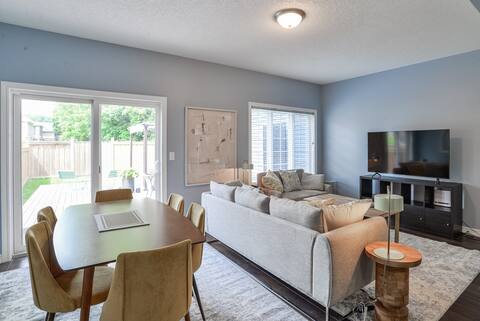 Orillia TwnHse Oasis w King Bed