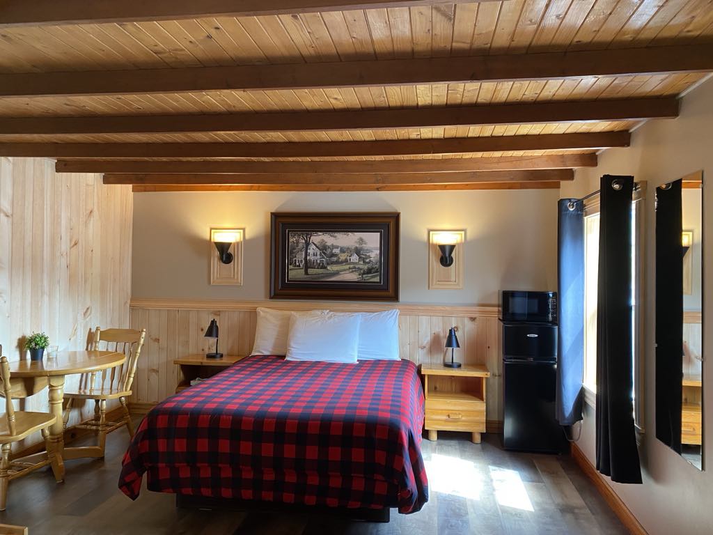 Vonkajší priestor Manželská posteľ, stolové stoličky, mikrovlnná rúra, chladnička ...