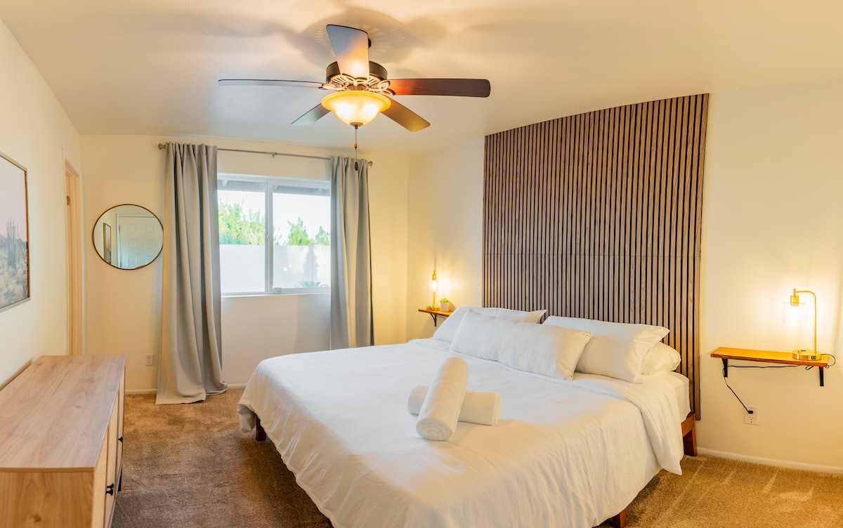 ห้องนอนใหญ่มีเตียงคิงไซส์ 