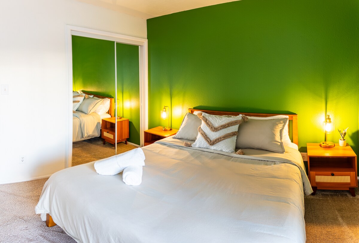 ห้องนอนที่ 3 พร้อมเตียงควีนไซส์ 1 หลัง