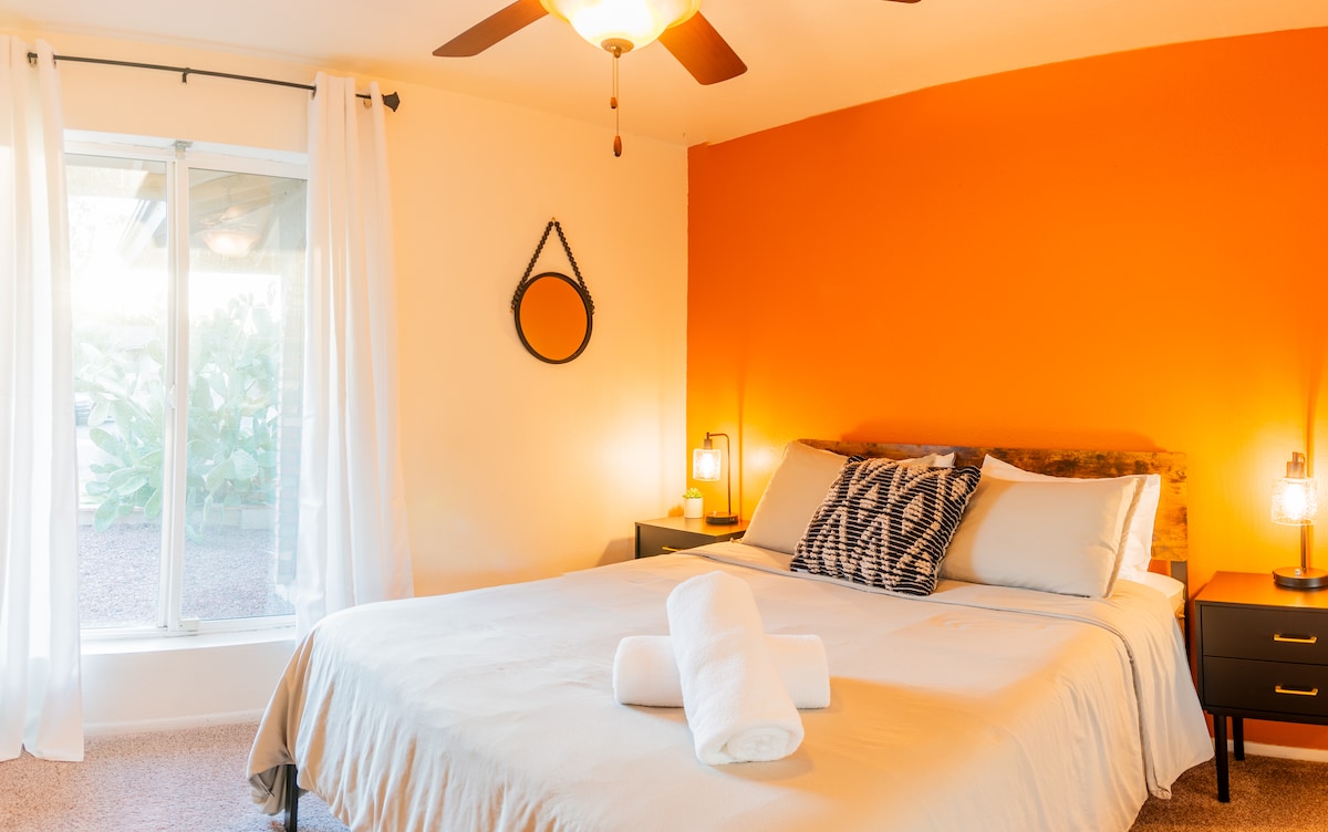 ห้องนอนที่ 2 พร้อมเตียงควีนไซส์ 1 หลัง 