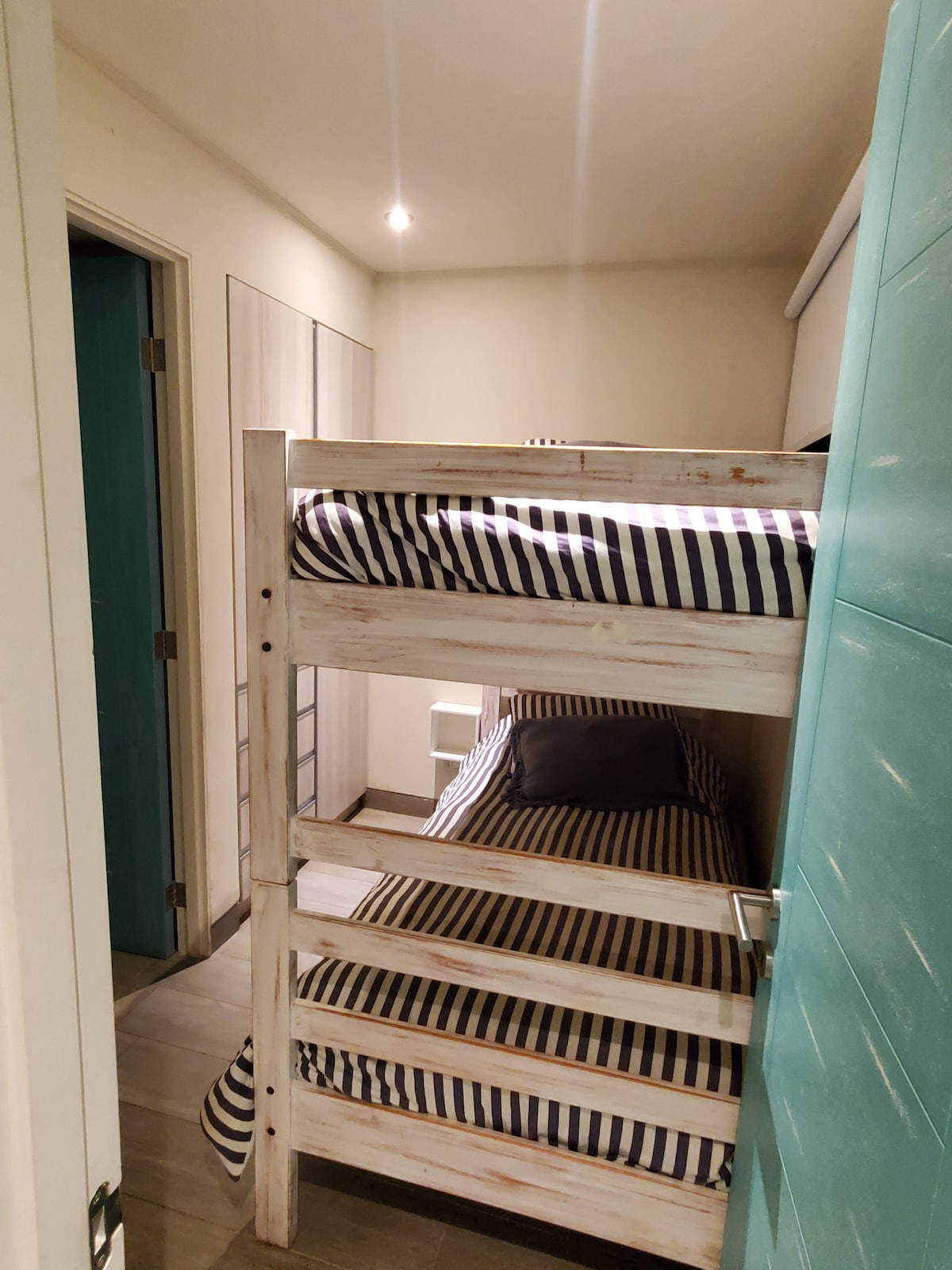 Კომუნალური ნაწილი სააბაზანოთი შიგნით. 1 ხის სახლი 