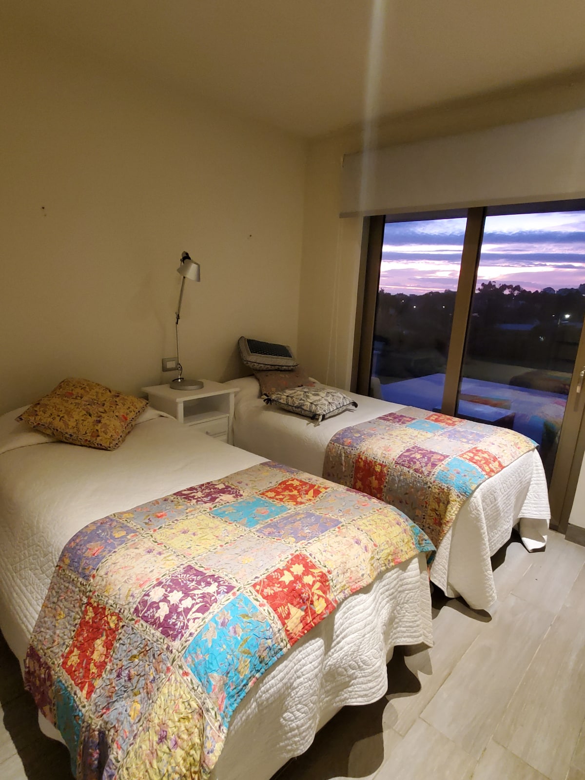 Ნაწილი 2 ცალკეული საწოლითა და ფლიგელის სააბაზანოთი. 