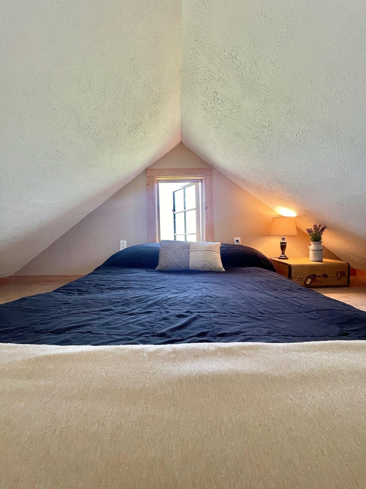 Potkrovlje ima madrac bračne veličine i do njega se može doći samo potonji.