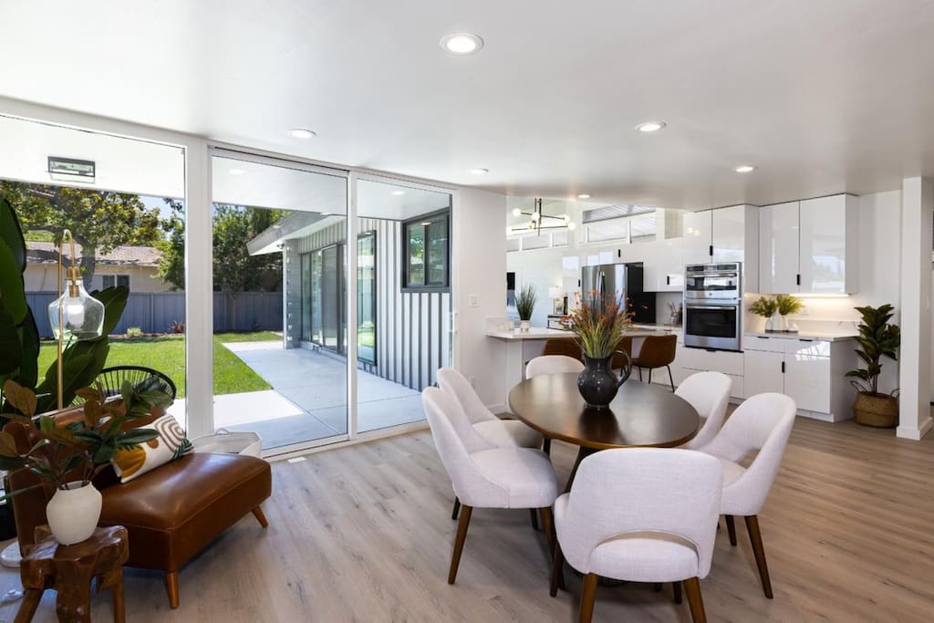 3 bed 2 bath Classy Mid Century Modern Aboad