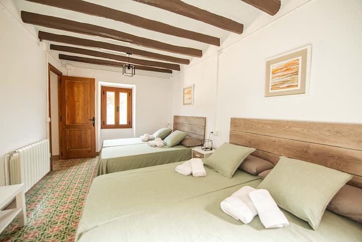 Room 4 single beds