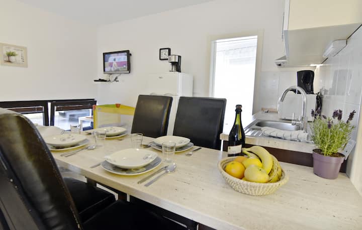 تم تجهيز منطقة تناول الطعام بطاولة و 4 كراسي حيث يمكنك الاستمتاع بقوائم الطعام اللذيذة والنبيذ الإستري الجيد.