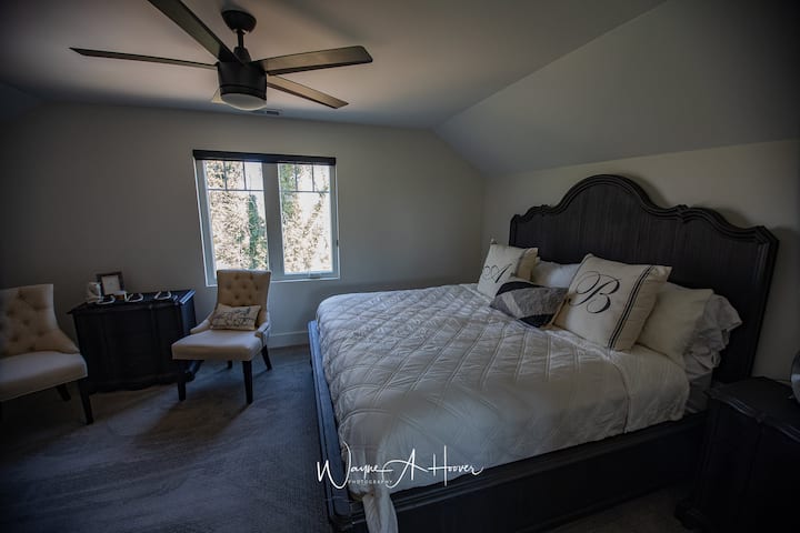 King Bedroom - Upstairs
Has a loft area and 1/2 bath.