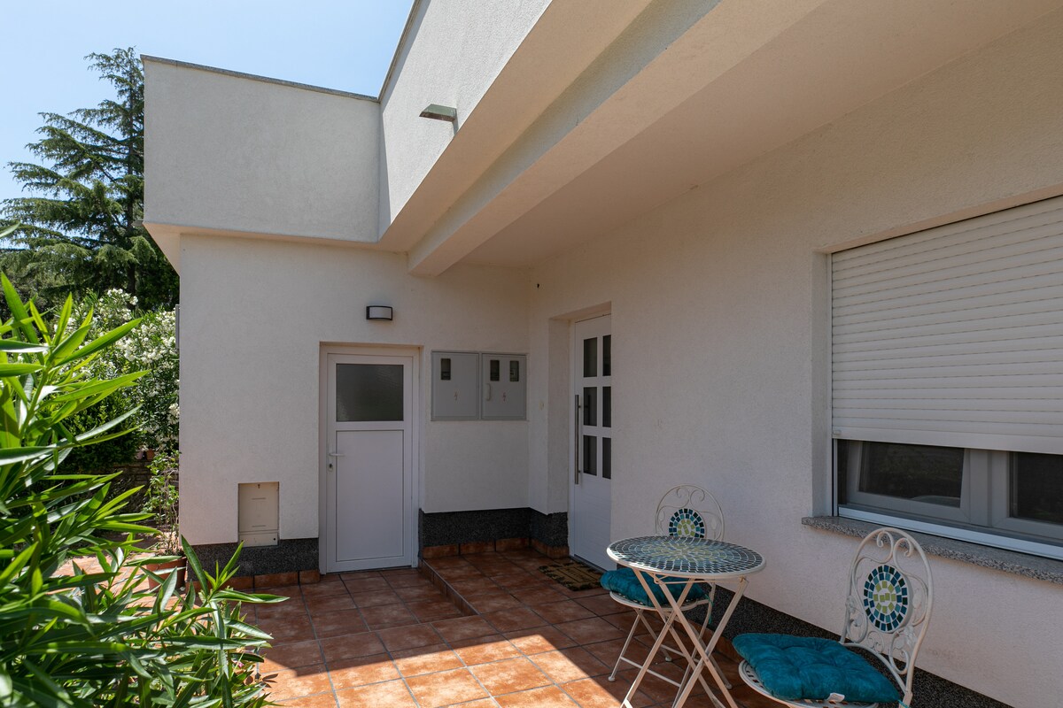 Sunny Retreat: Spacious & Light-Filled