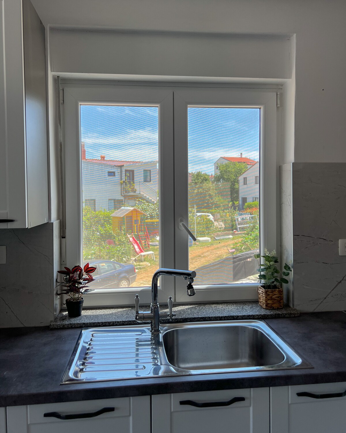 Sunny Retreat: Spacious & Light-Filled