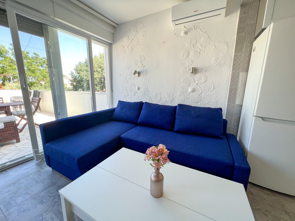 Sunny Retreat: Spacious & Light-Filled