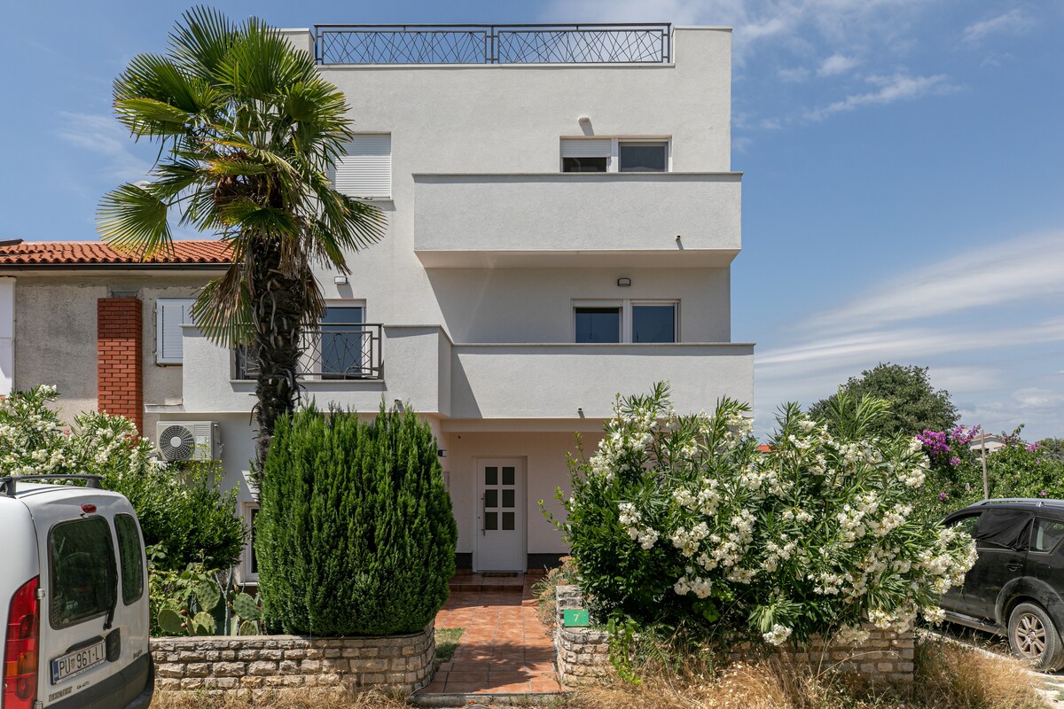 Sunny Retreat: Spacious & Light-Filled