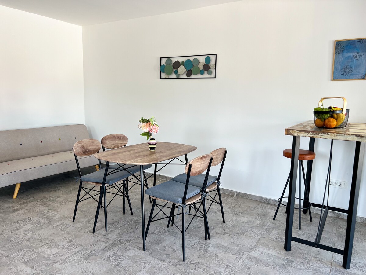 Sunny Retreat: Spacious & Light-Filled