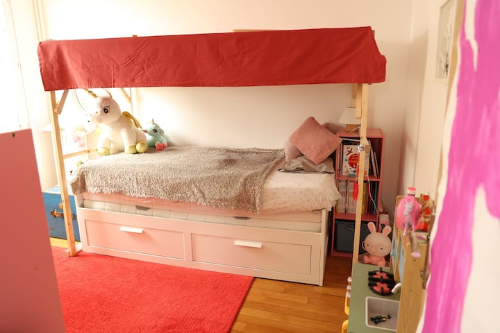 Camera per bambini con letto estraibile 1 o 2 posti (160 x200). Adatta ad adulti.