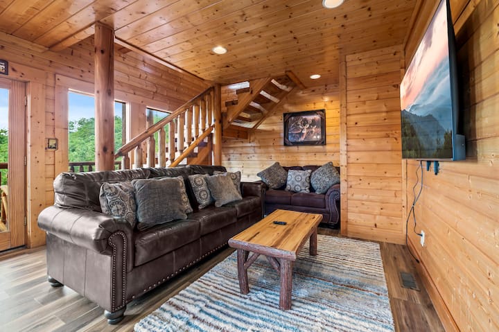 Sehemu ya pili ya kuishi yenye "televisheni janja ya 65" na kitanda cha sofa cha malkia