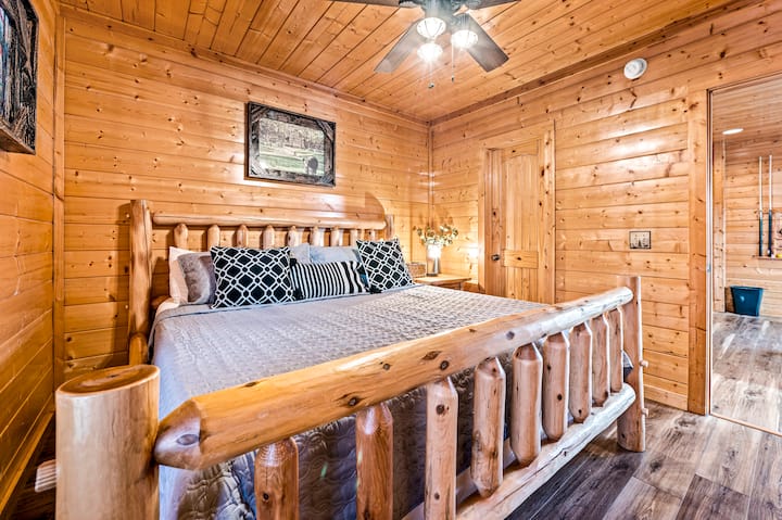 Chumba cha kulala cha kiwango cha chini kilicho na kitanda aina ya king