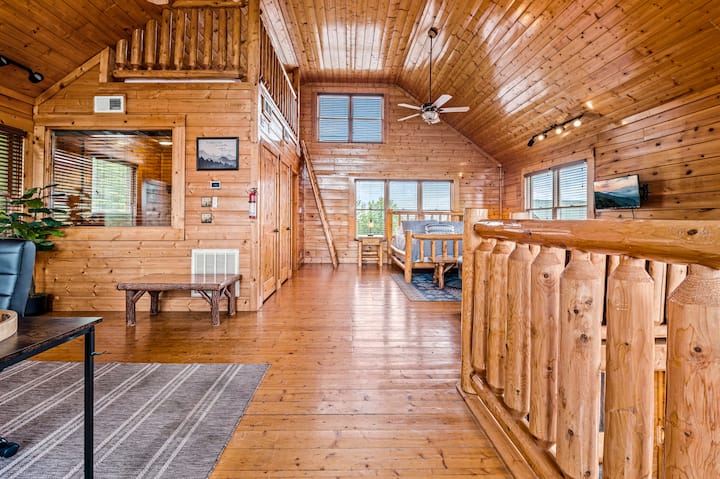 Roshani ya kiwango cha juu iliyo na kitanda cha mfalme, sehemu ya kufanyia kazi, kitanda cha sofa cha malkia, na kiota cha jogoo