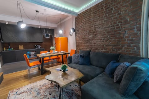 2 Designer Central Apartments: FREE Parking Spaces