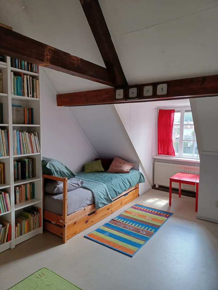 سريران مفردان. دش صغير مع حوض في الغرفة. المرحاض في الردهة. 