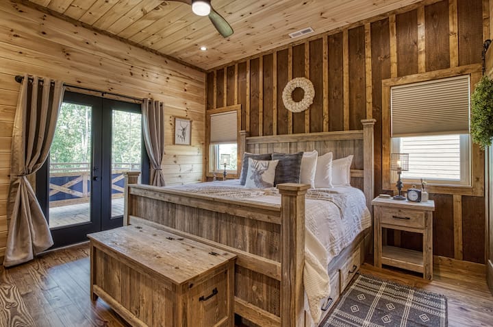 ห้องนอนใหญ่พร้อมห้องน้ำในตัวและทางเดินไปยังดาดฟ้า