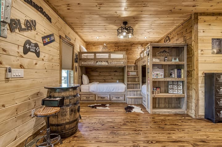 พื้นที่สองชั้นพร้อมเตียงแฝด 4 หลัง