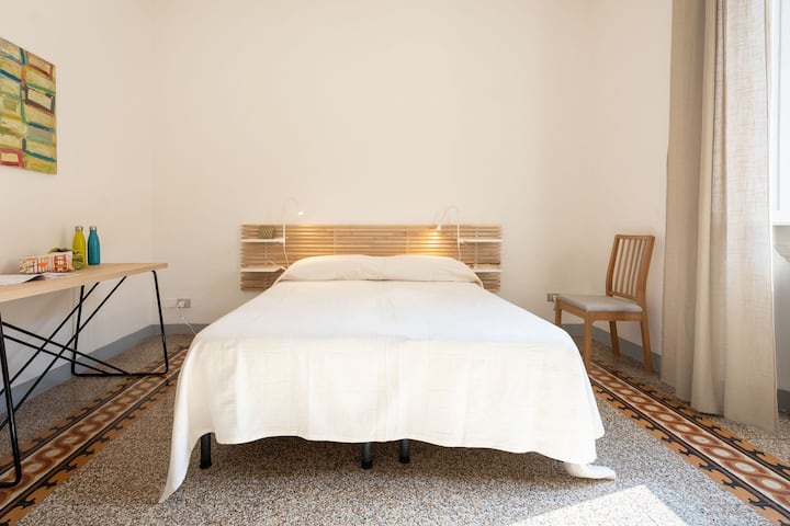 დიდი მთავარი საძინებელი დიდი სამუშაო მაგიდით