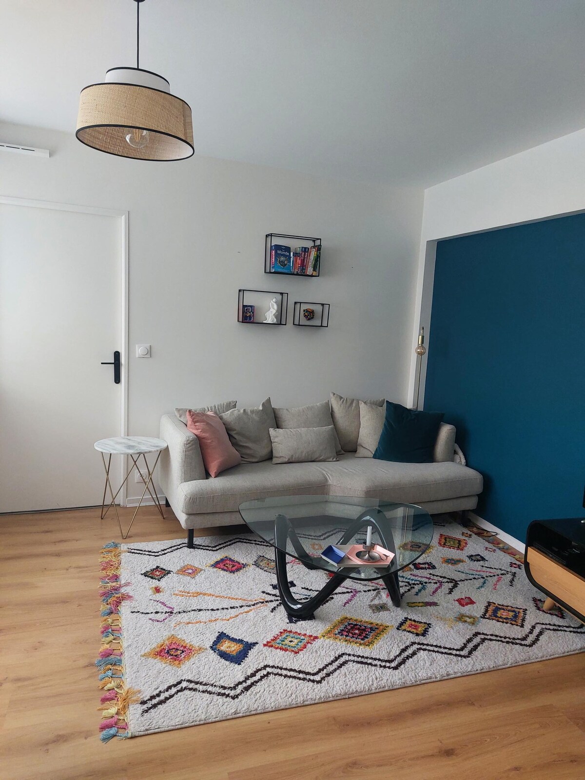 Top performing Airbnb: Large 2-room apartment, bright and quiet (Paris 20). in Paris 20e Arrondissement