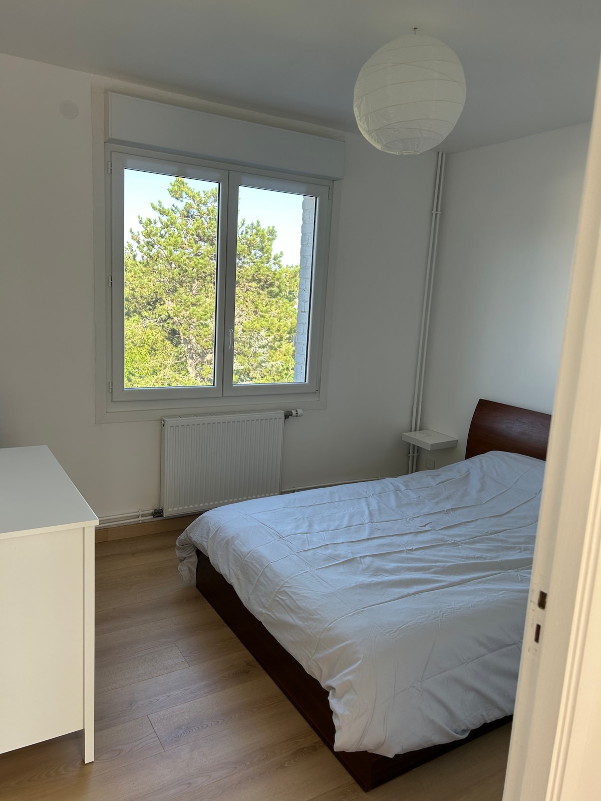 غرفة نوم بإطلالة 140/200 على الحديقة 