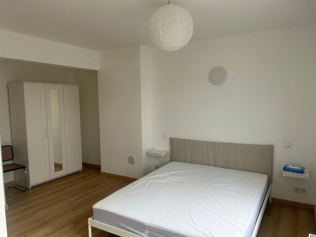 سرير غرفة نوم كبيرة 160*200 وإمكانية سرير أطفال عند الطلب 